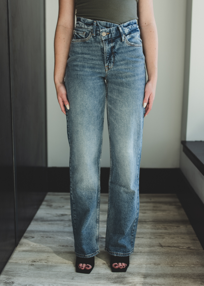 Good American Good '90s High Rise Straight Jeans in Indigo 542